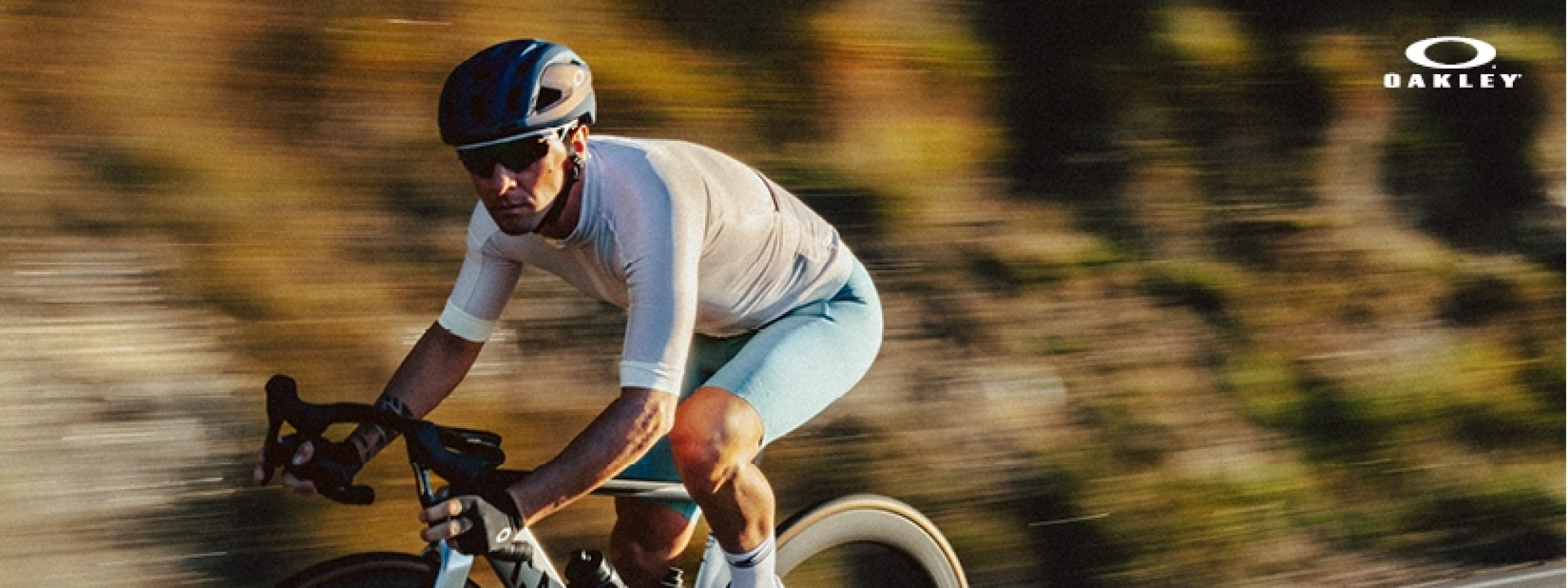 Oakley Sport: Mann mit Sportbrile beim Radfahren