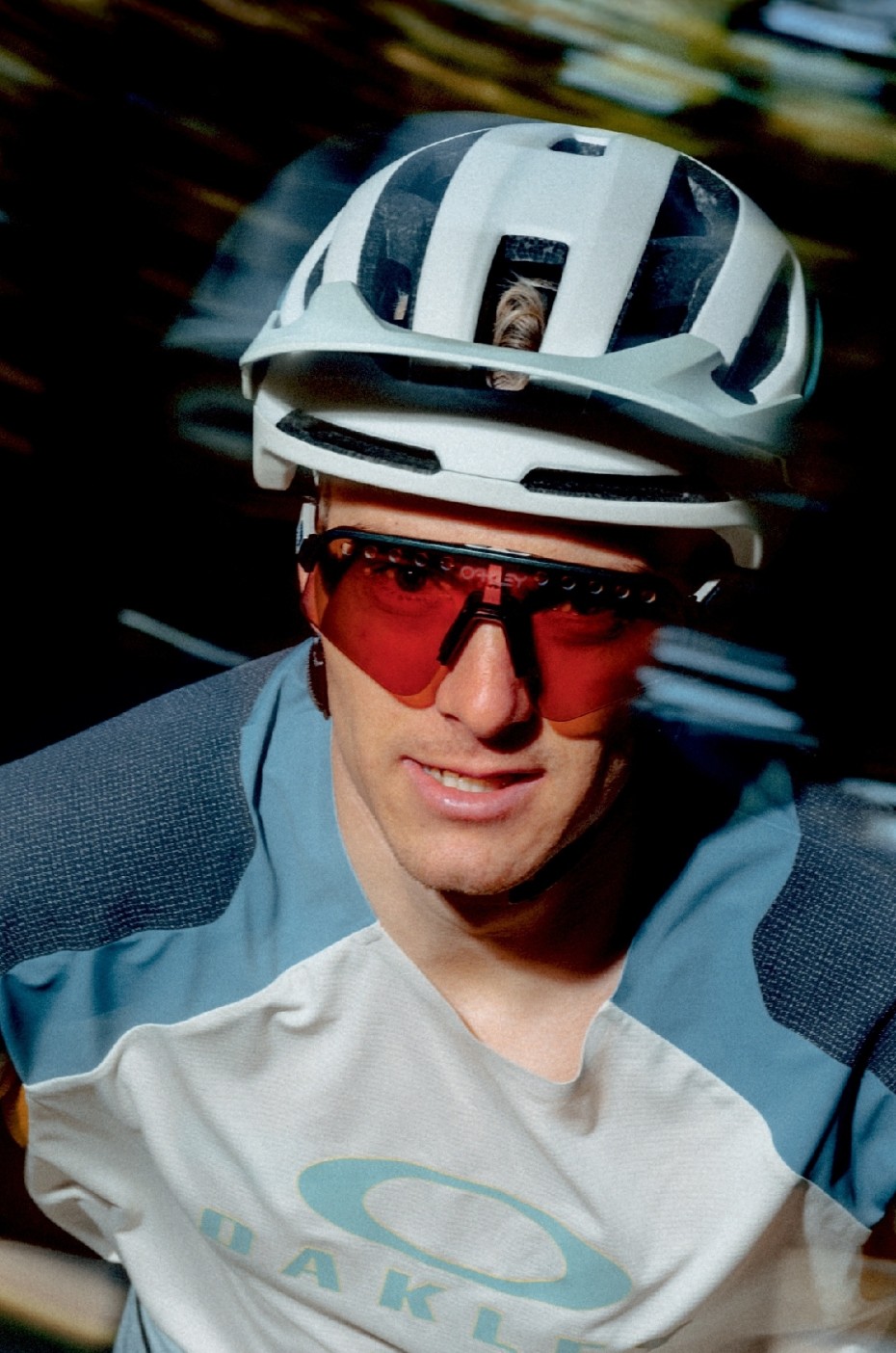 Oakley Sport: Mann mit Sportbrile beim Radfahren